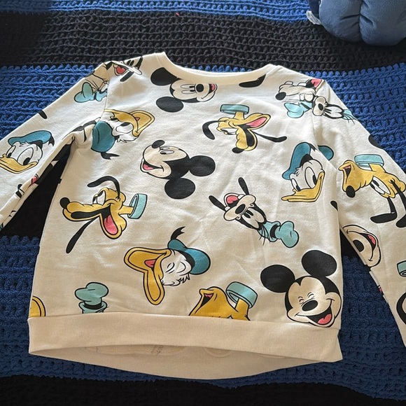 Disney Other - Mickey and the hand sweater